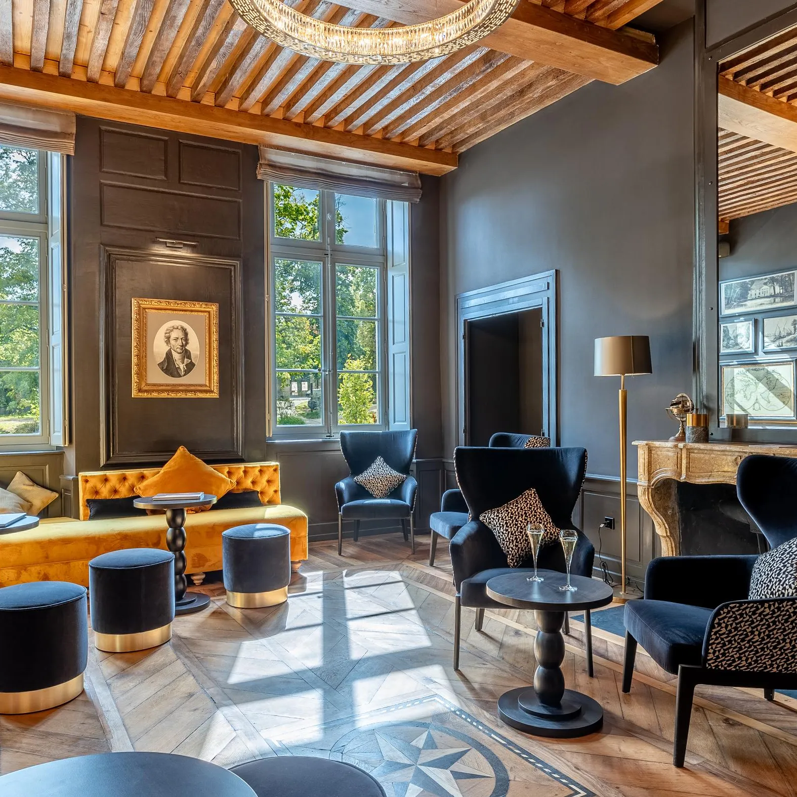 Salon élégant avec canapés jaunes et fauteuils bleus, grandes fenêtres et décorations murales