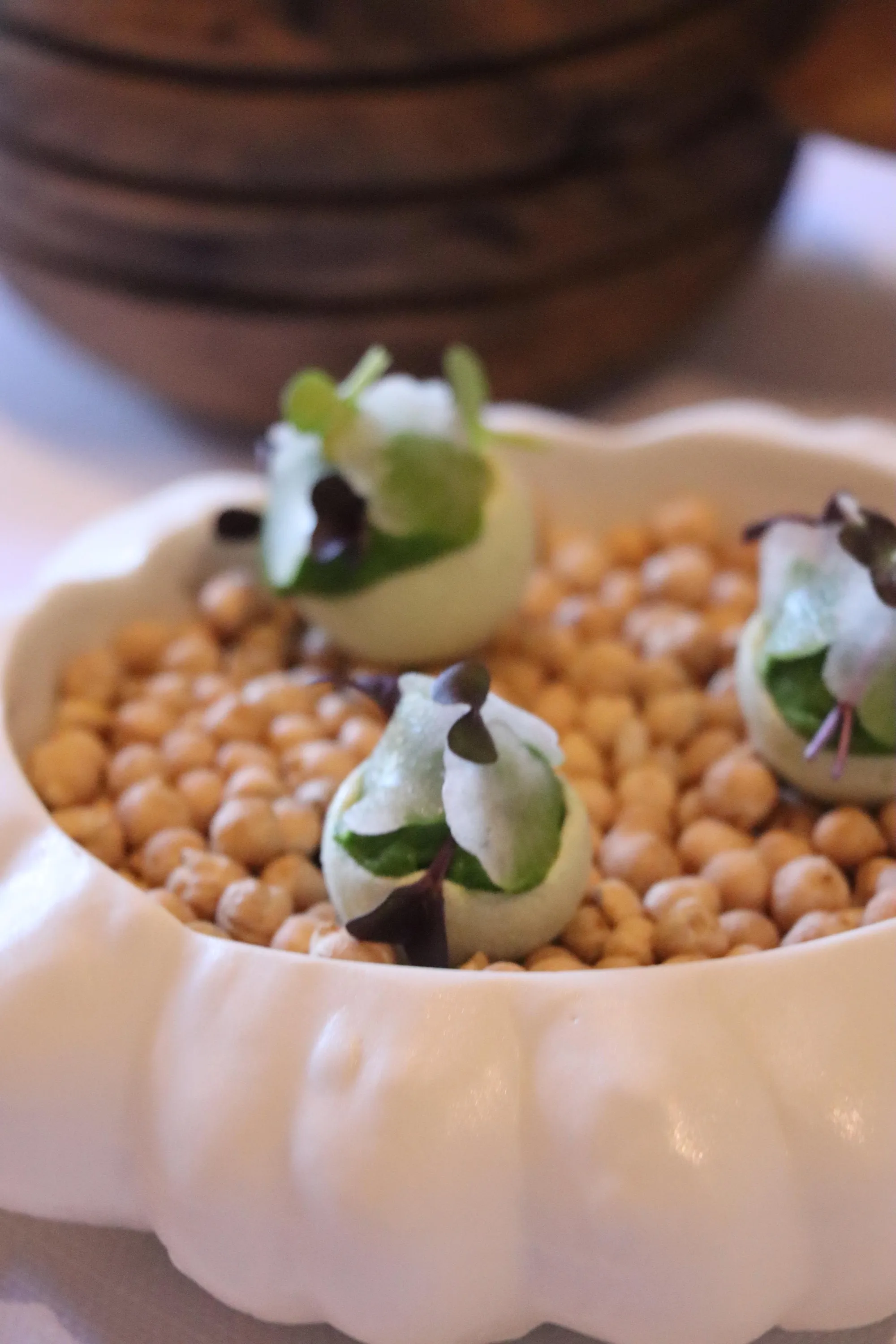 Un burrito ouvert montrant des ingrédients comme du riz, des légumes et une sauce verte