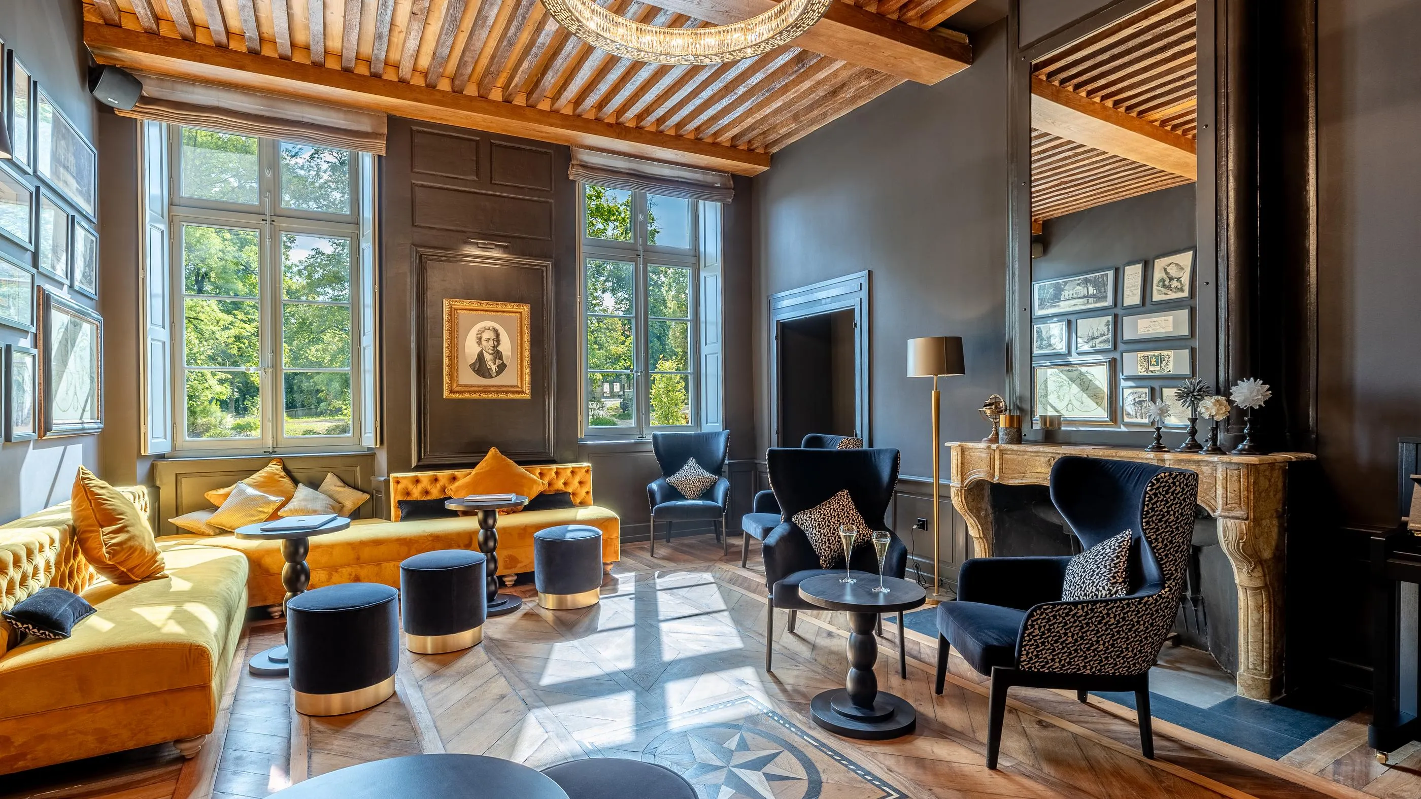 Salon élégant avec canapés jaunes et fauteuils bleus, grandes fenêtres et décorations murales